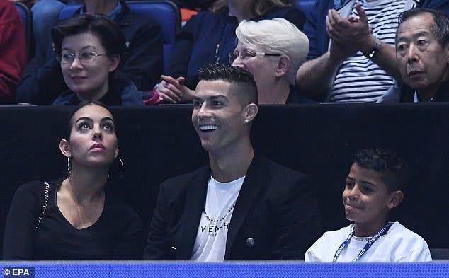 c罗乔治娜撒狗粮接吻,c罗乔治娜甜蜜瞬间