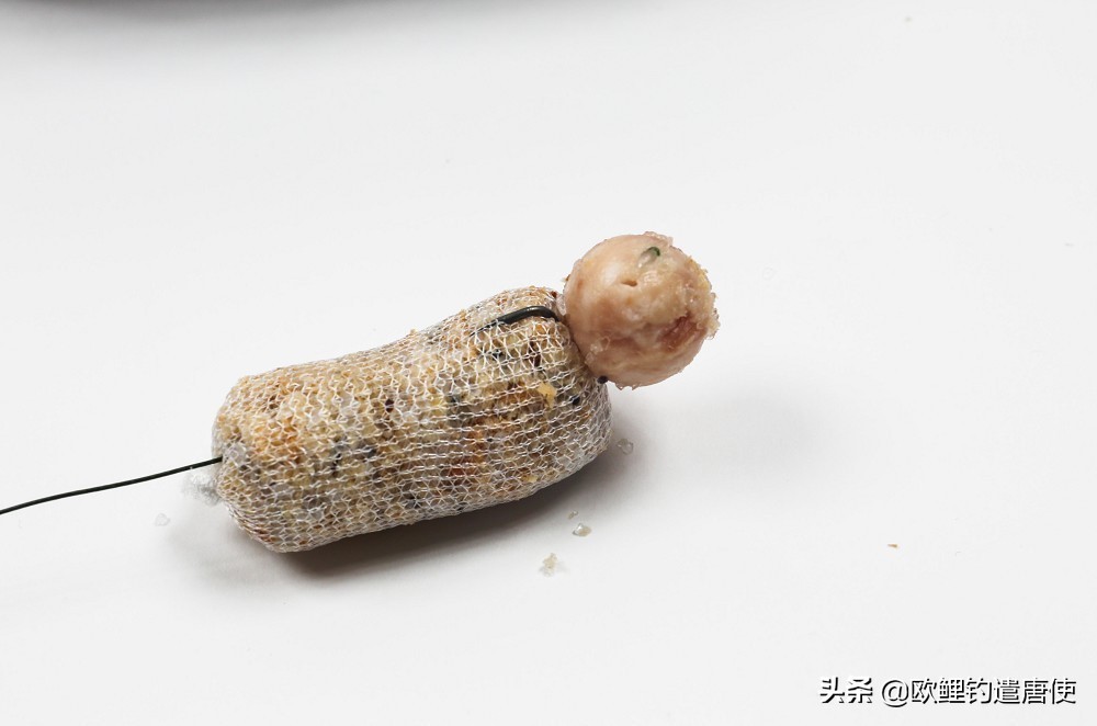 外国人钓鱼打窝技巧,老外用超大饵钓鱼