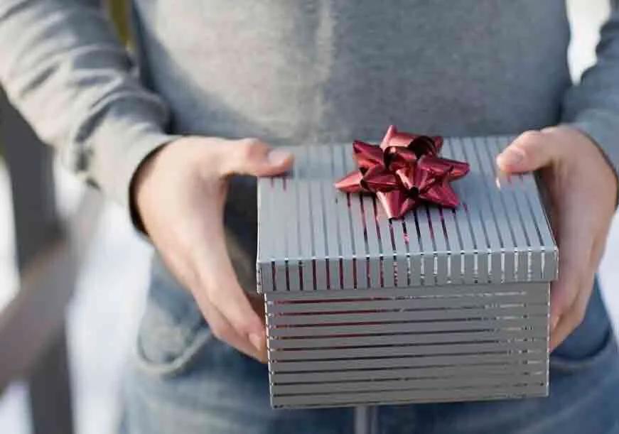 收到亲戚送的衣服该怎么感谢,收到亲戚给孩子的礼物