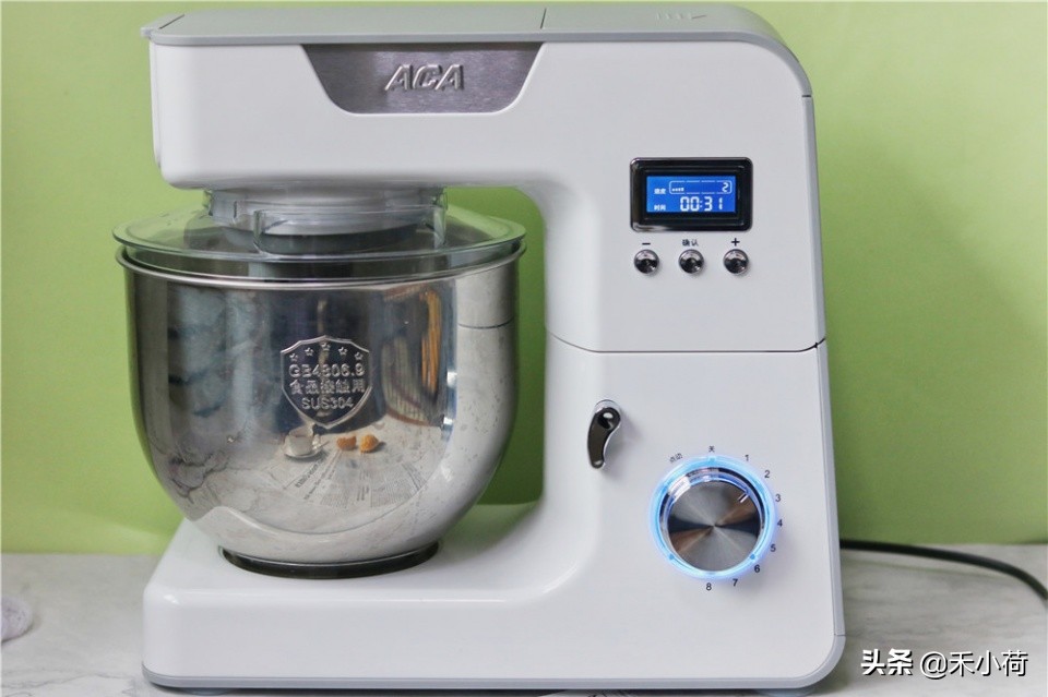 婆婆买一箱芒果吃不完,做成蛋糕香甜细腻,女儿一口气吃了3份