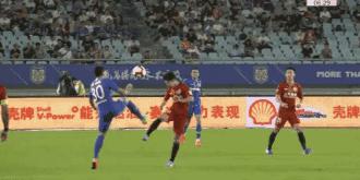 上港逃过红牌点球后轰然倒地,上海上港守门员受伤