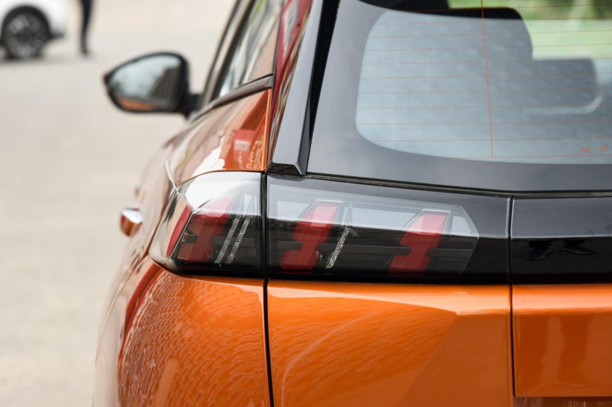 标致2008新款试驾百公里加速,标致全新2008一箱油能跑多少公里