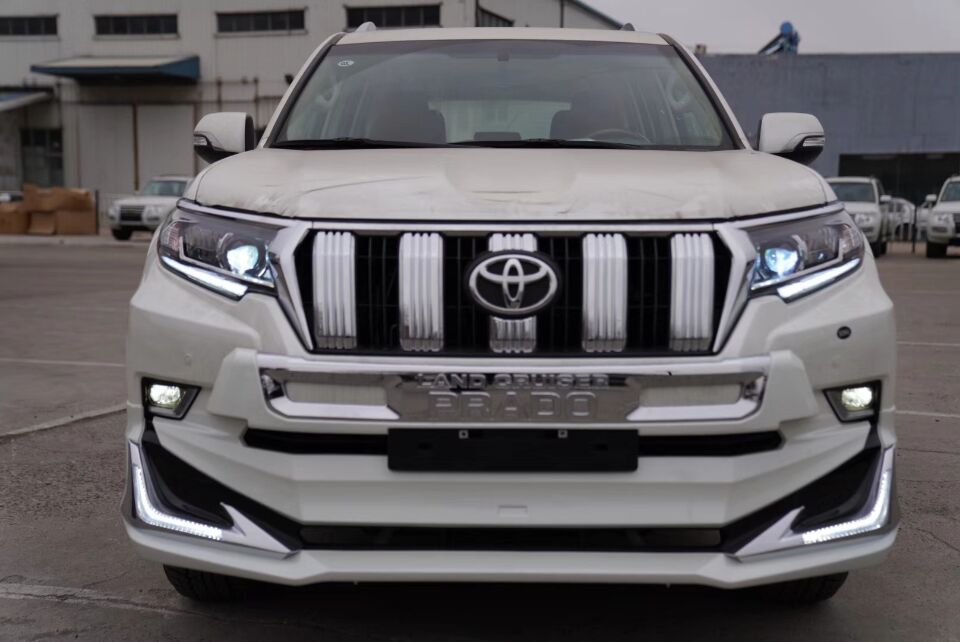 2019款丰田霸道尾部图片,2022款丰田霸道和途锐哪个好