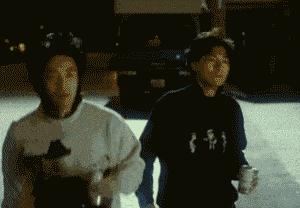 “喂，前面黑漆漆的，什么都看不见。”