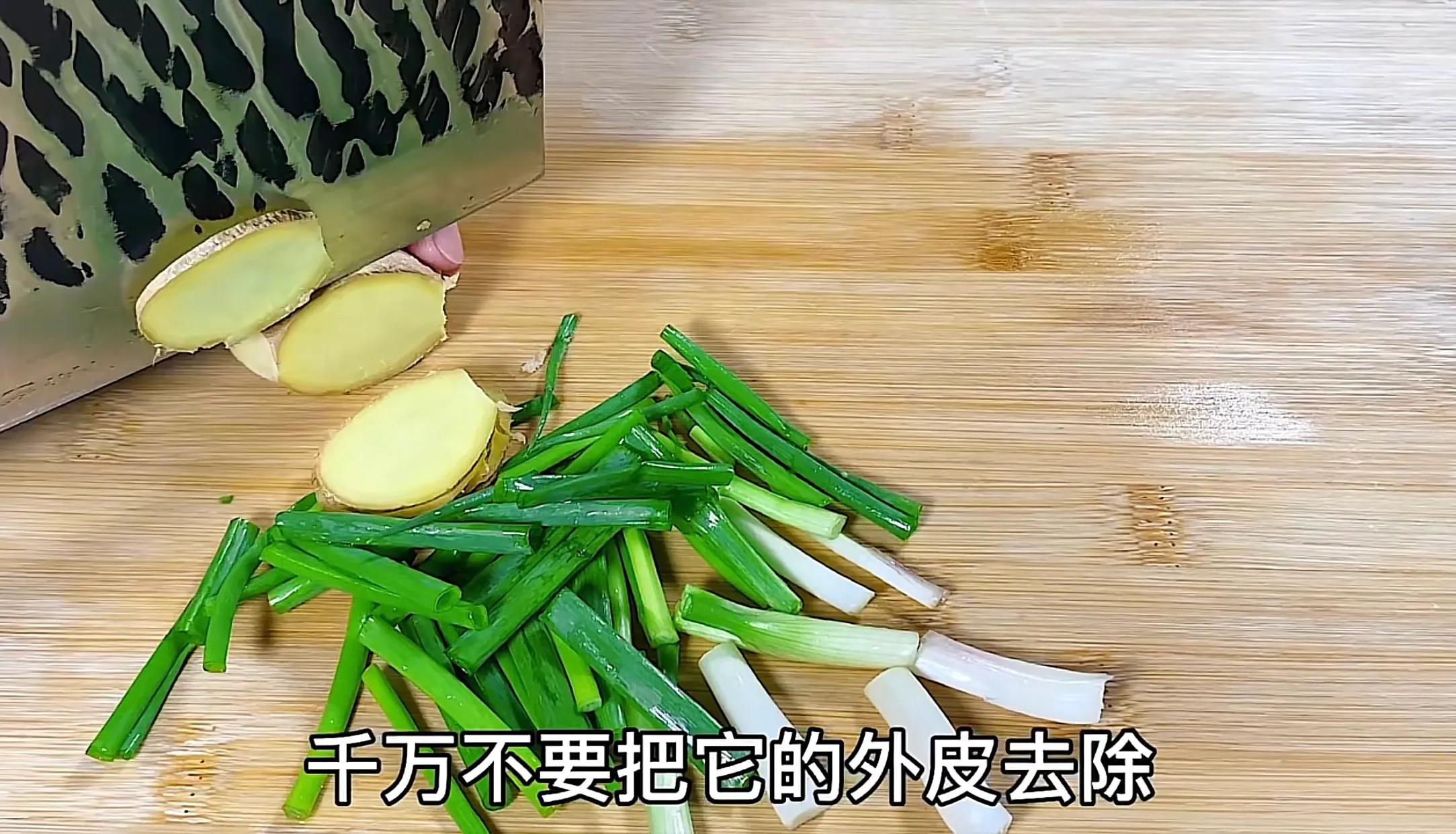 做清蒸鱼时万万不可放盐和料酒,清蒸鱼最忌放盐和料酒