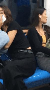 搞笑gif你以为我会乖乖地转圈吗,打着伞跳舞搞笑视频