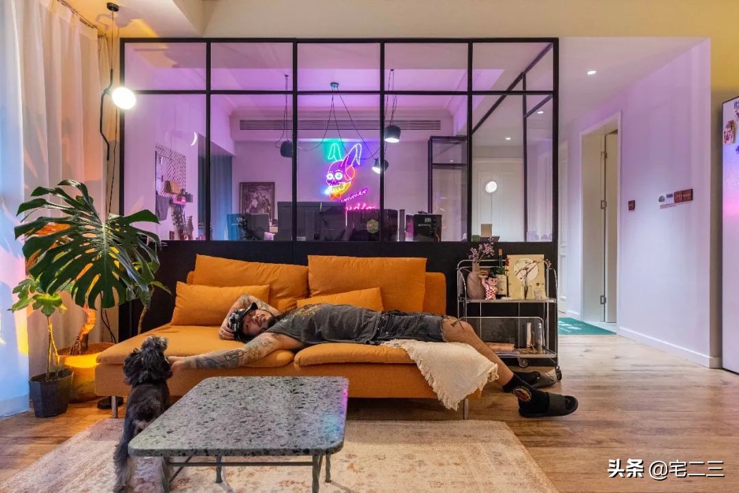 霓虹灯下，他们的“摇滚之家”