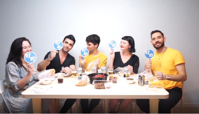 从拒绝到真香！外国人体验中国重口味宵夜，场面爆笑