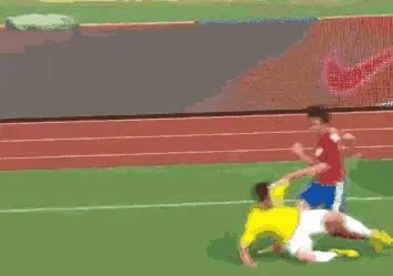 足球十大搞笑进球动图,国足足球搞笑gif高清图