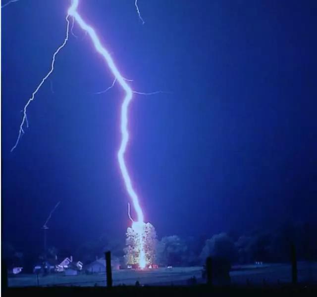 打雷怎样避免玩手机不被劈,打雷时怎样躲避雷电