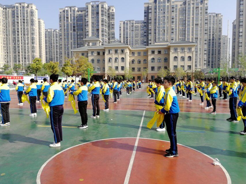 学校运动会班级解说词80字,学校运动会介绍简短英语