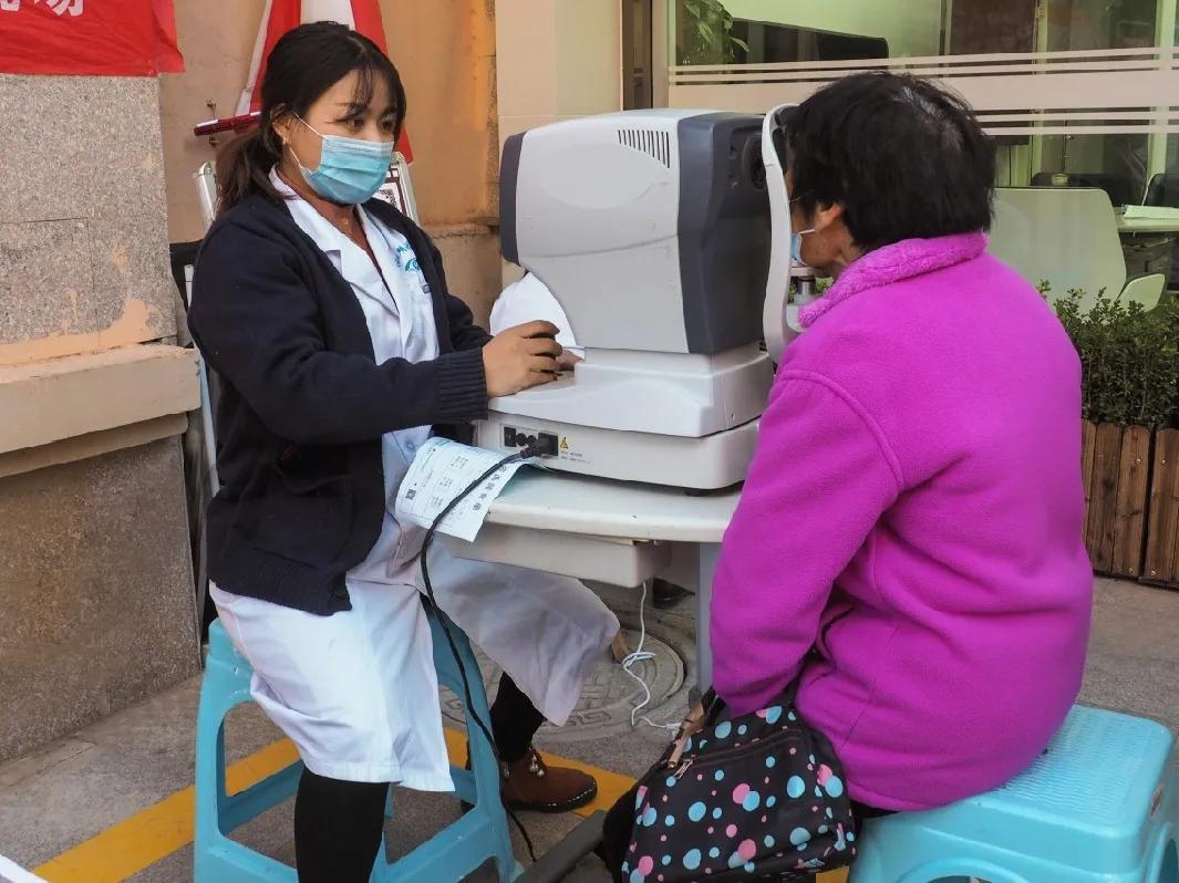 真情融入社区义诊温暖民心——重阳节敬老义诊活动顺利举办