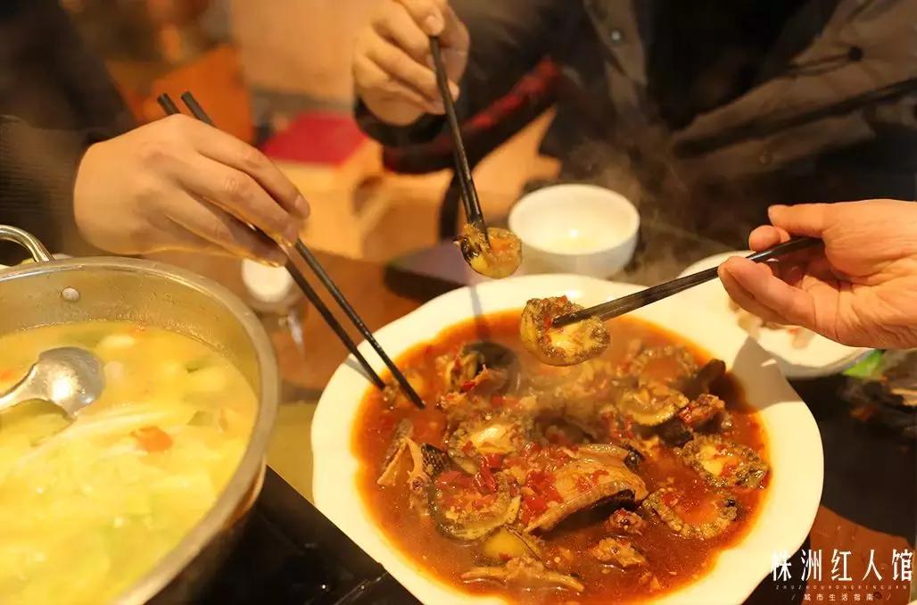 无言的年轮,嘴角的油渍,忆不尽的是陈旧时光。