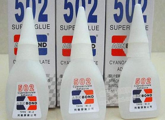 2岁外孙误食502胶水,姥姥的聪明做法,连医生也为她点赞