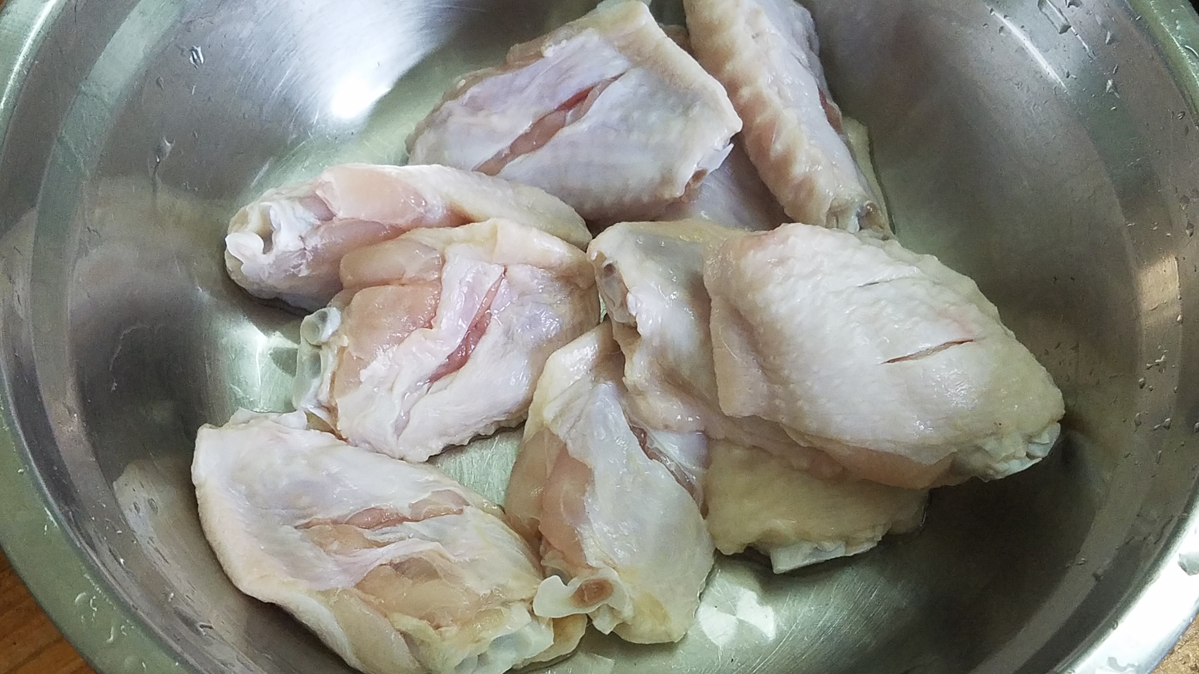 自己做的盐焗鸡翅怎么做好吃,做好的盐焗鸡翅怎么炒好吃