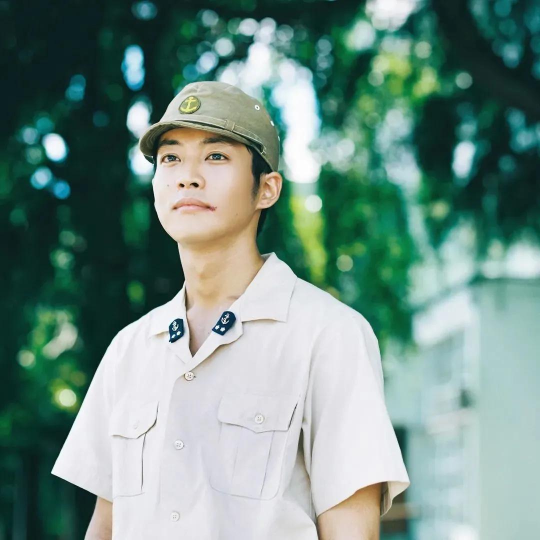 旅游景点男生拍照姿势怎么摆,男生山顶晚霞摄影拍照姿势高清