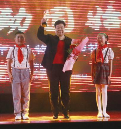 从摆烟摊起步到年销售上百亿，河南“水产教母”杨正芳的传奇人生