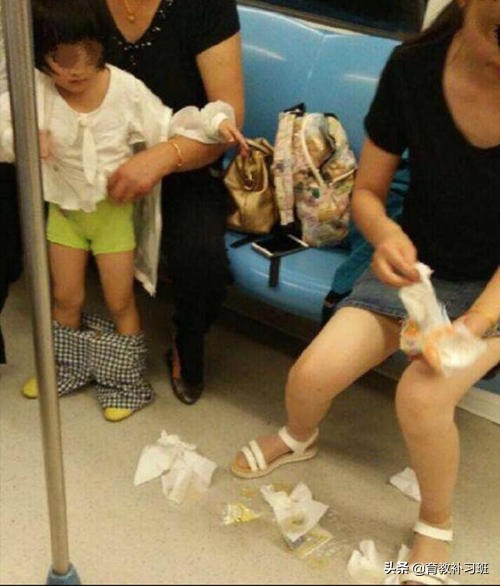 宝宝尿在尿不湿一股怪味,宝宝随地尿有异味怎么办