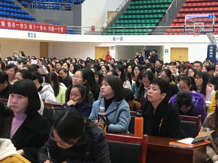 巴陵郡三湘四水英才聚，香樟园高谈阔论红烛燃