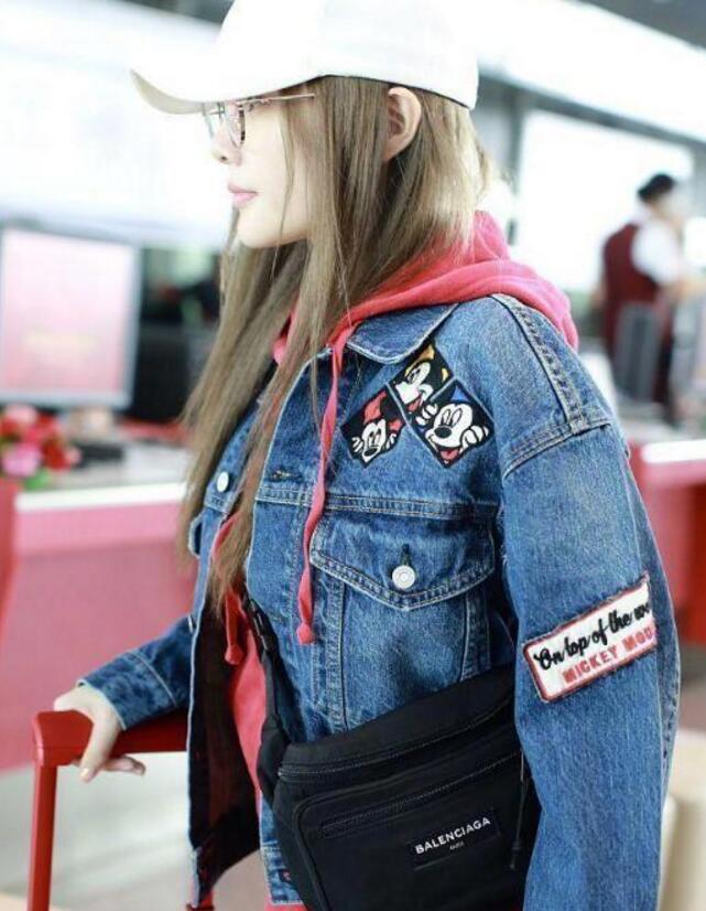 李小璐穿搭少女味十足,李小璐一袭黑裙嘻哈范儿十足