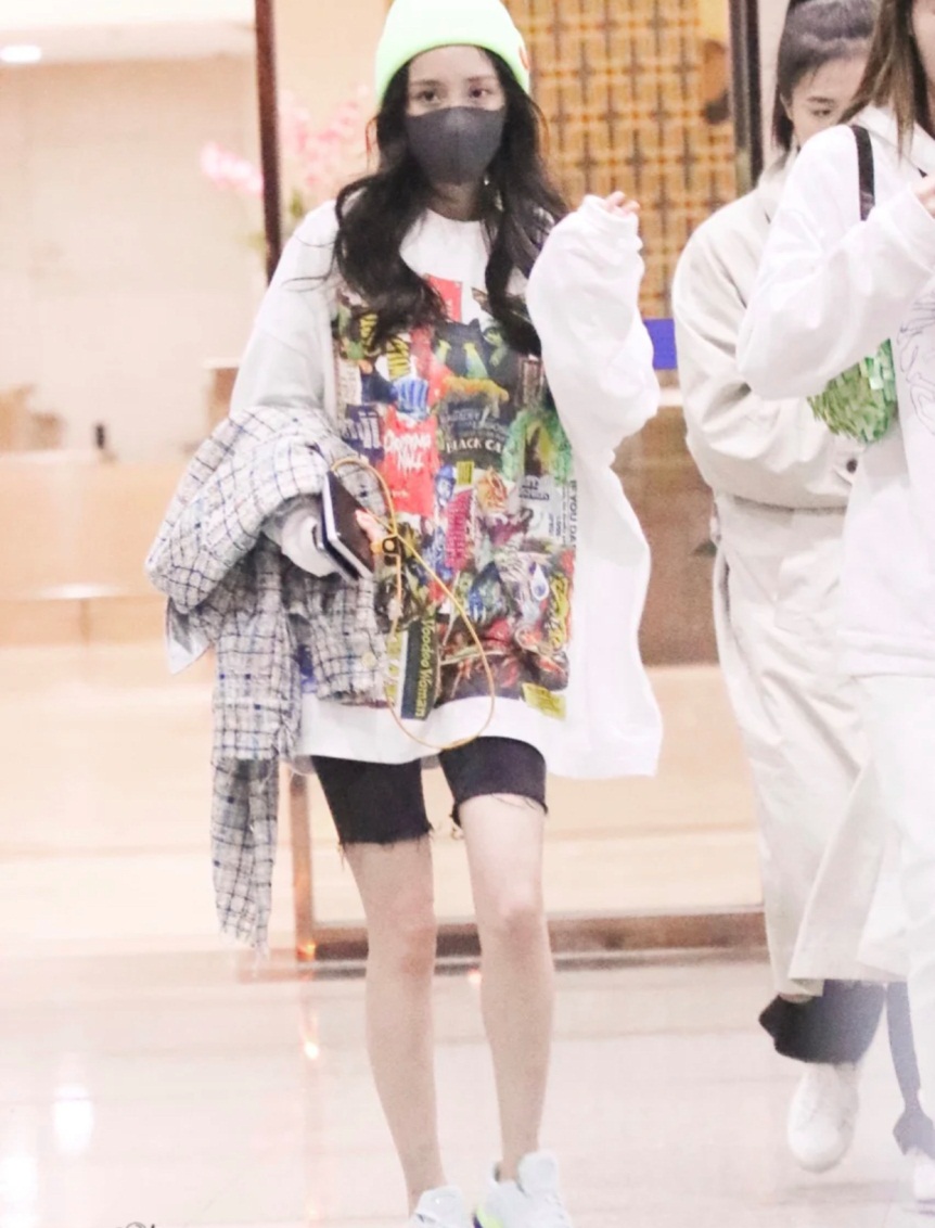 肤白貌美大长腿，杨幂不仅身材出挑，而且穿搭也如此出众