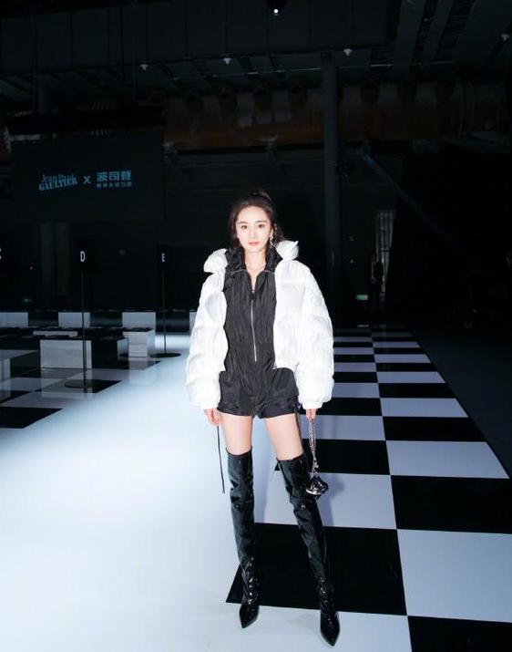 羽绒服什么颜色比较经典耐看耐脏,白色羽绒服脏了不用水洗教你一招