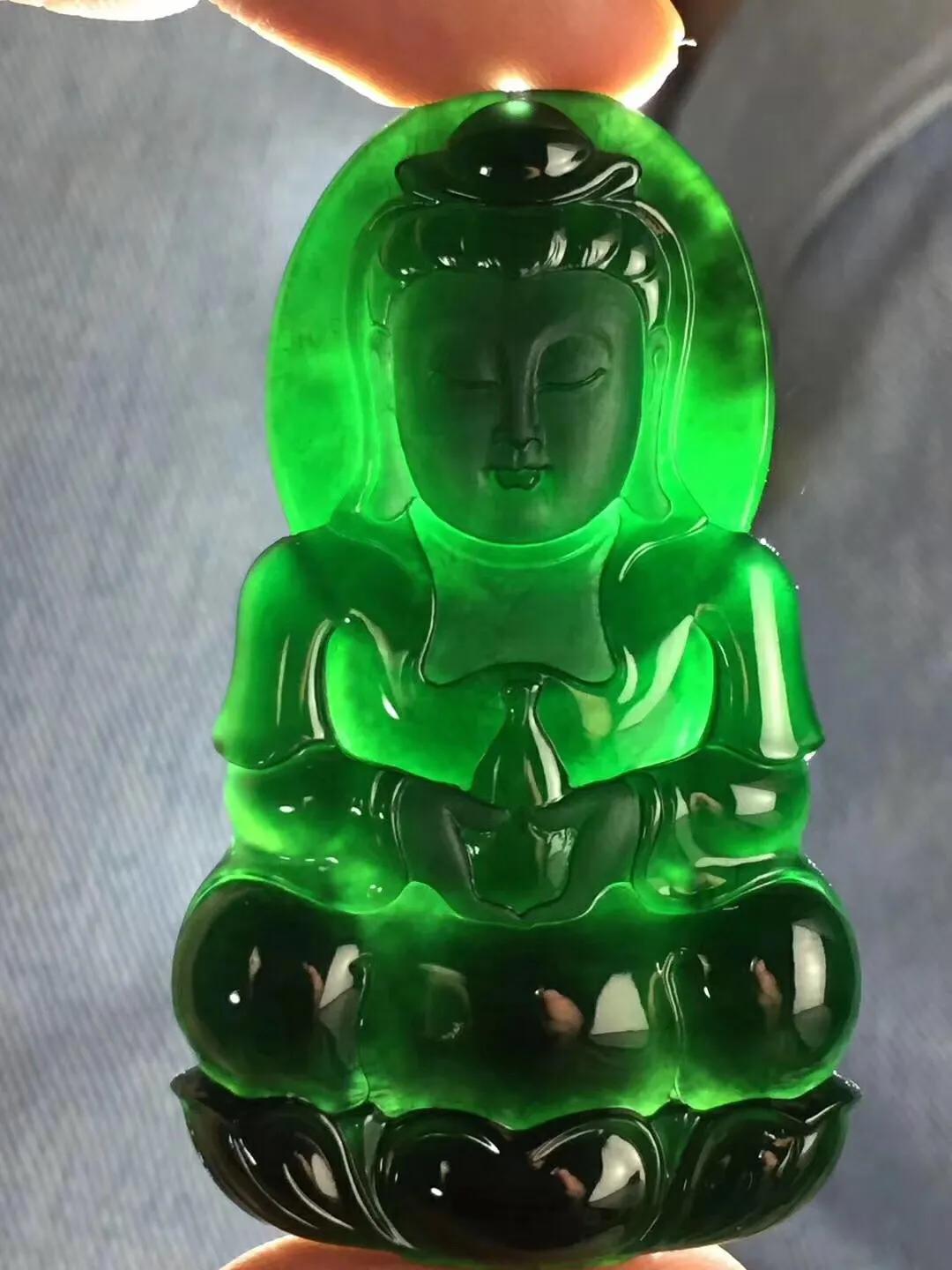 墨翠。一种深藏不露的翡翠。稳重而神秘