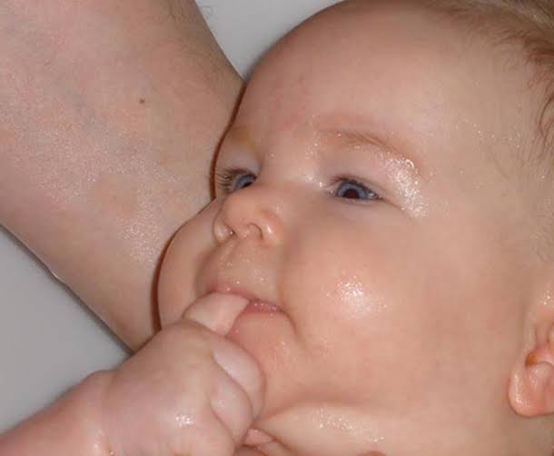 宝宝一睡觉头上就出汗是什么原因,宝宝睡觉头部容易出汗是什么原因