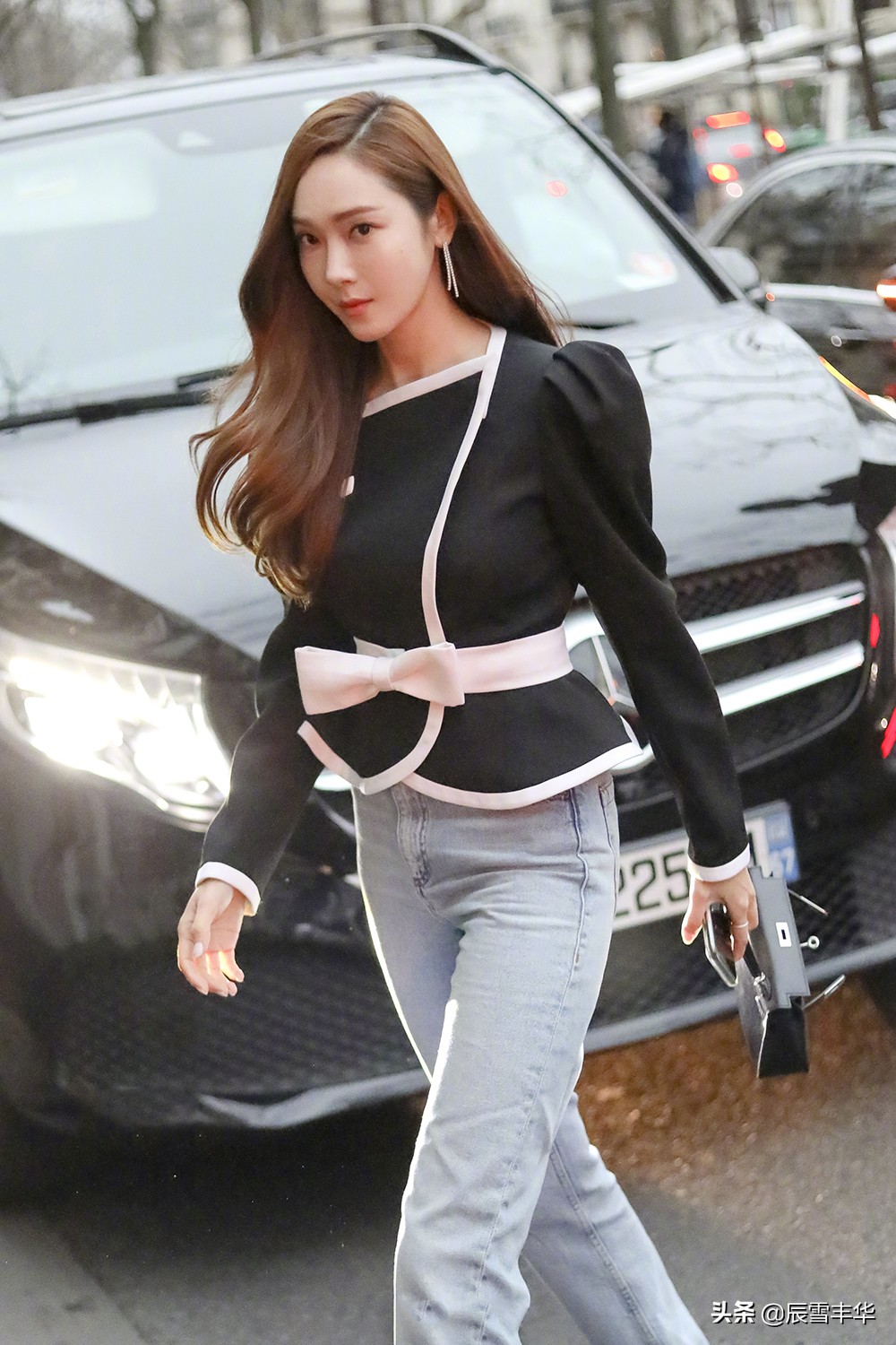 郑秀妍黑色小香风外套配牛仔裤,郑秀妍穿露腰上衣秀身材