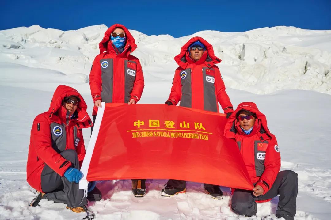 波司登新设计再次出圈？！轻盈+荧光惊艳网友：穿这谁还宅啊