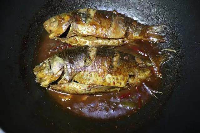 鱼刺卡喉咙一招搞定小窍门,卡鱼刺在喉咙吃醋有用吗