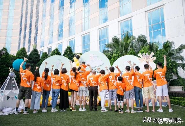 安以轩挺孕肚为儿子办周岁宴，豪宅外景曝光，犹如足球场大