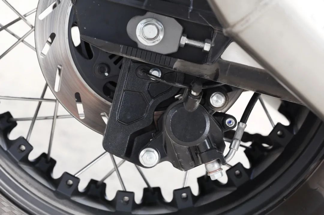 中量级双缸复古赛科龙re3试驾,宗申赛科龙re3双缸400复古摩托