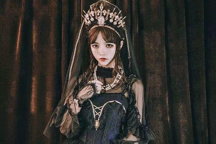 lo圈的美学理念下不断修正、改变自我，让自己配得上这些小裙子