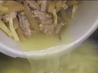 老鸭汤的正宗南京老鸭粉丝汤炖法,老鸭汤怎么做不腥好吃又简单