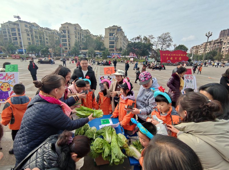 叙永城西实验学校；“小鬼”来当家，小地摊显大爱