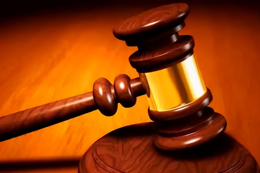 上班打伞,上班刮风撑伞