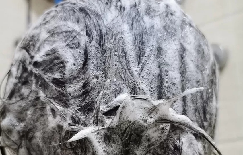 卡诗黑钻洗发水是什么颜色的质地,卡诗黑钻钥源和凝时洗发水的区别