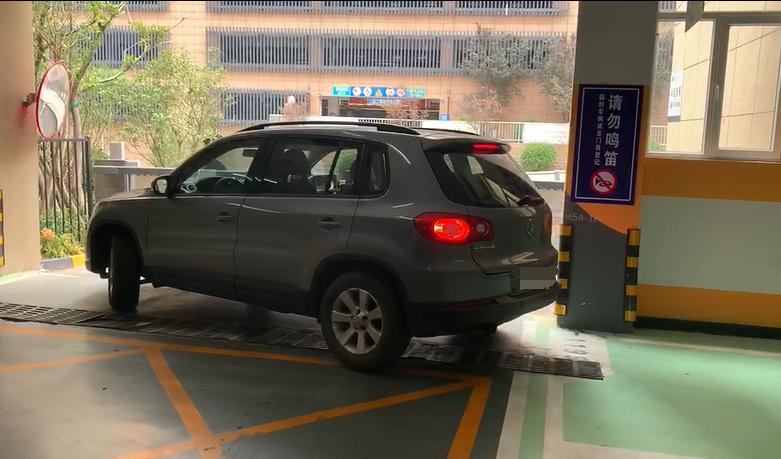 车位宽度不够削承重柱来凑,地下车位宽度不够维权