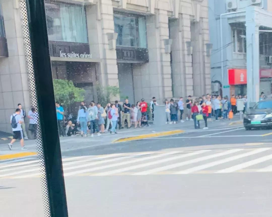 周杰伦奶茶店排队200人,周杰伦198元奶茶