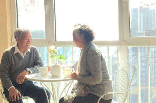 他与妻子曾是“丁克族”，不料妻子意外怀孕后，今甘愿沦为女儿奴