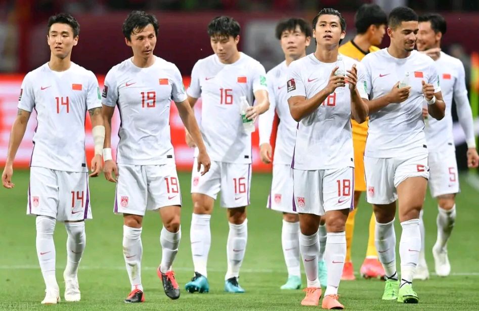 国足备战40强赛场上场外都下功夫,国足火爆现场