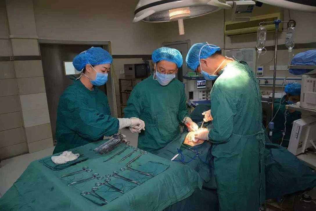 最常见的先天性脊柱侧凸的病因,先天性脊柱凸起怎么治疗