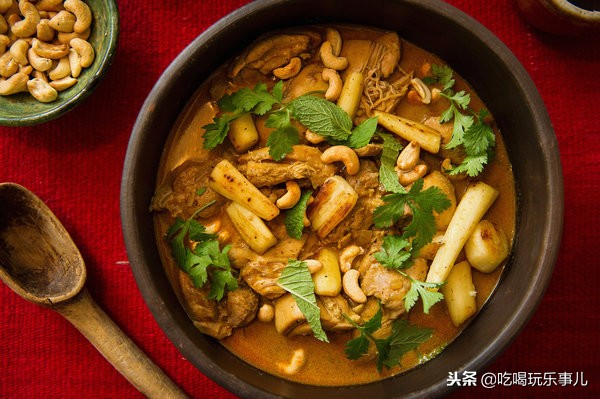 像花生一样好吃的腰果长在树上吗,腰果树上的腰果