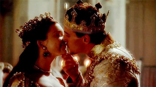 珍珠当牙签，红宝石镶圣经，还是Gucci和香奈儿的灵感缪斯