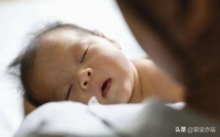 宝宝醒着总是哭闹怎么回事,小朋友半夜哭闹不醒是怎么回事