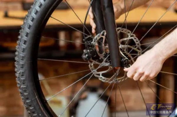 如何自己动手更换自行车轮胎,轮胎教程视频大全
