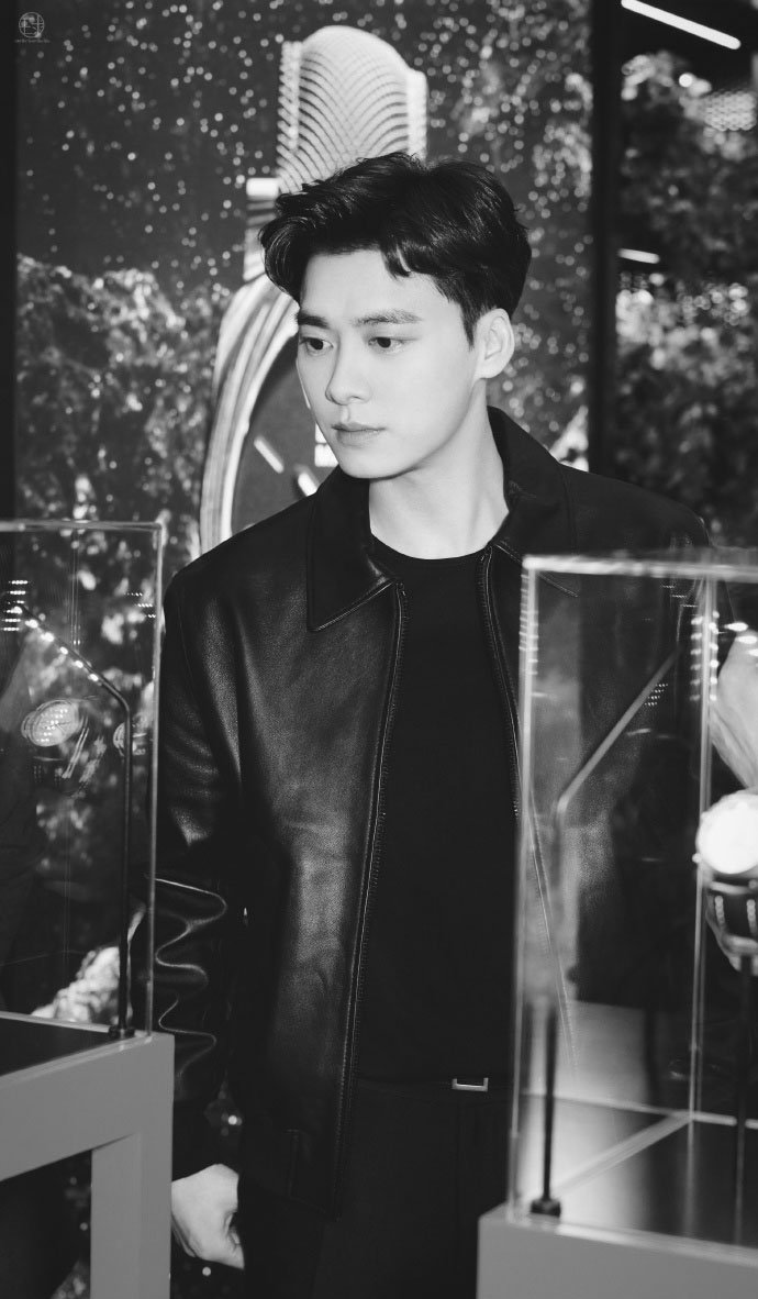 张若昀西装李易峰皮衣,李易峰机车皮衣演唱会