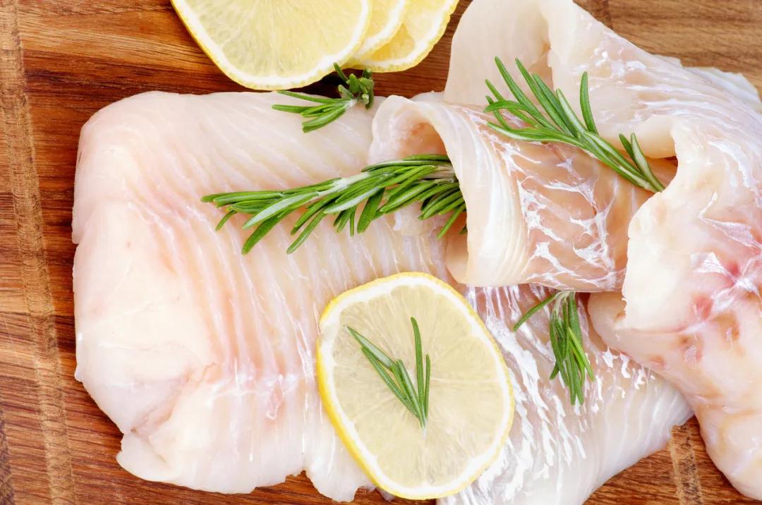 鱼刺卡住吞饭更严重示意图,鱼刺卡喉吃馒头咽下去了会怎样