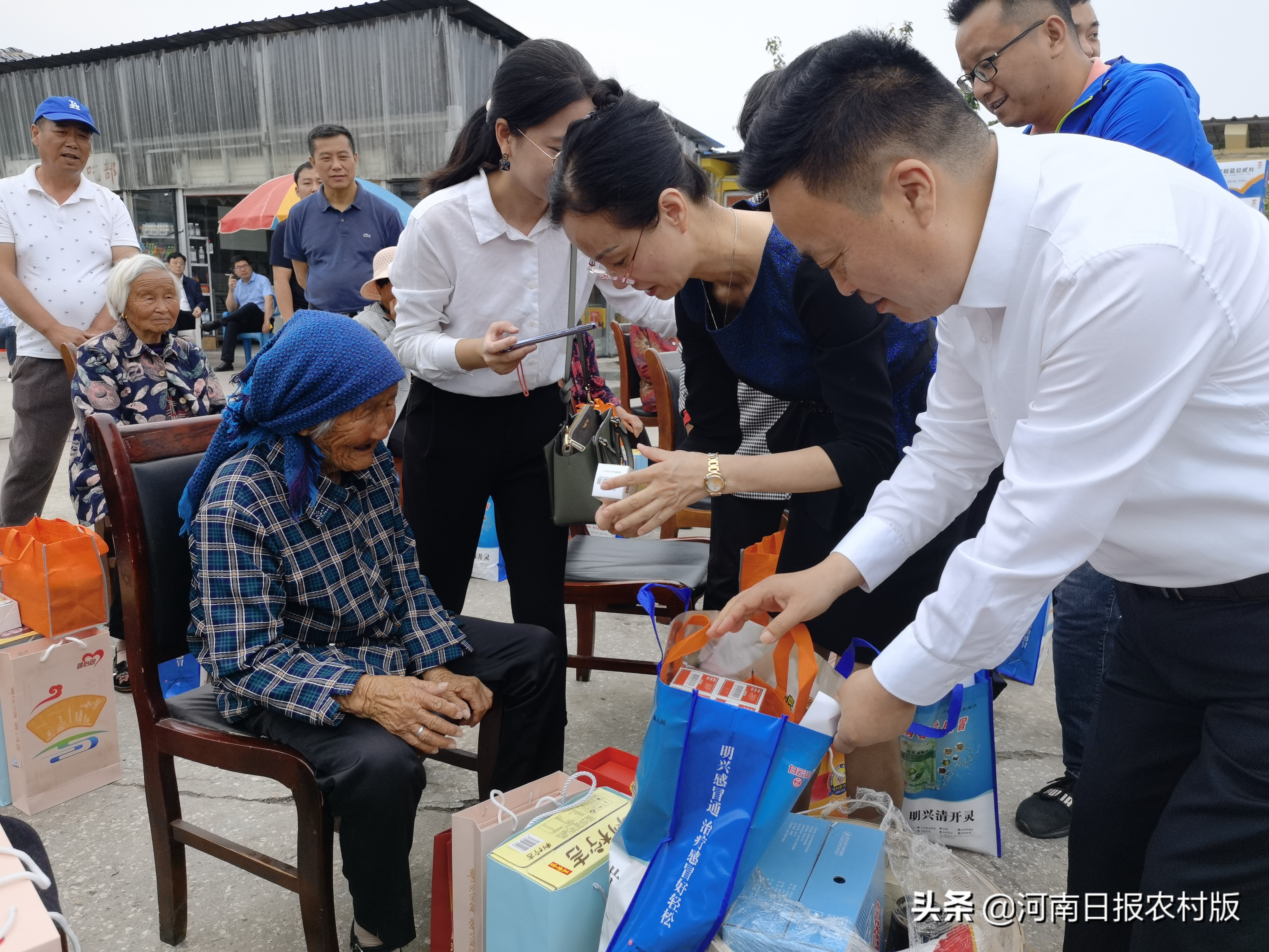 广药集团献爱心，为宁陵县百岁长寿老人赠送“粤光宝盒”